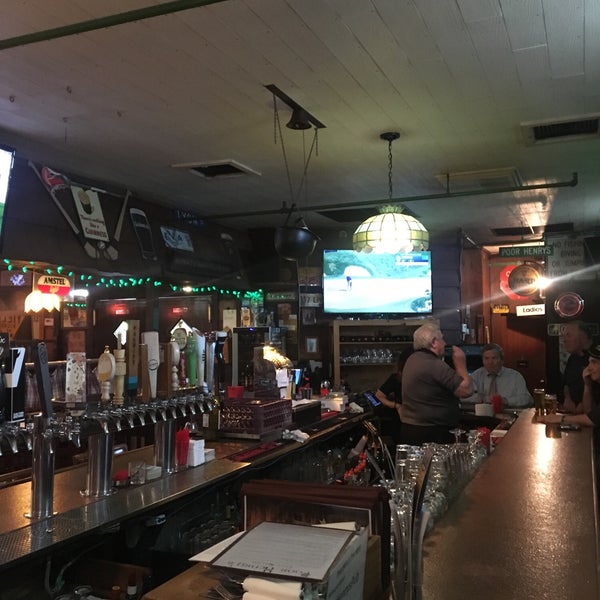 Foto tomada en Poor Henry&#39;s Pub &amp; Restaurant  por K P. el 4/30/2019