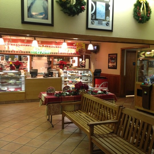 Foto scattata a Perkins Restaurant &amp; Bakery da Megan S. il 12/21/2012