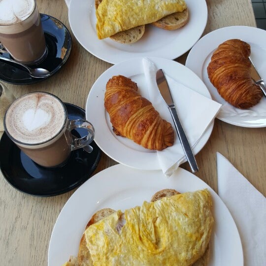 Best croissants, omelettes and hot chocolates we had in Amsterdam. Cozy and relaxed atmosphere. Our favorite café.