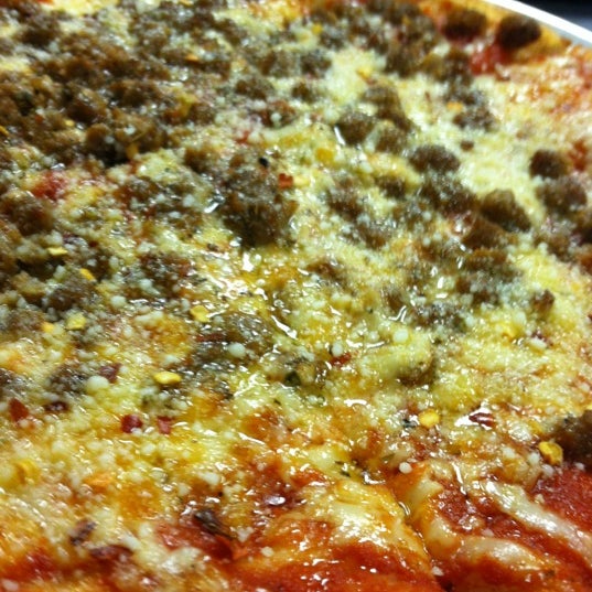 Das Foto wurde bei Julio&#39;s Famous Pizza von Mark V. am 11/2/2012 aufgenommen