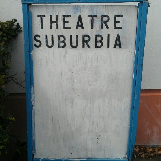 Das Foto wurde bei Theatre Suburbia von Marcus am 3/10/2013 aufgenommen