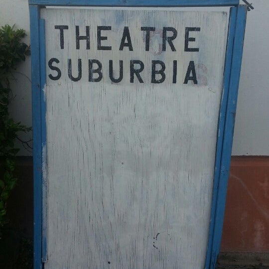 Das Foto wurde bei Theatre Suburbia von Marcus am 6/9/2013 aufgenommen
