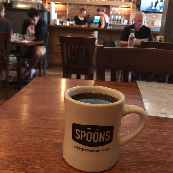 Das Foto wurde bei Spoons Cafe von Joni D. am 8/3/2017 aufgenommen