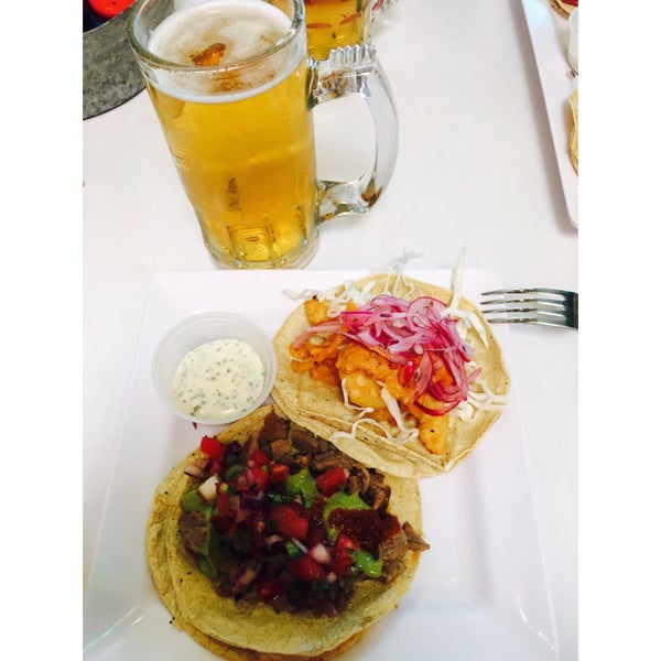 รูปภาพถ่ายที่ El Cachanilla Tacos &amp; Beer โดย Cinthya L. เมื่อ 8/31/2016