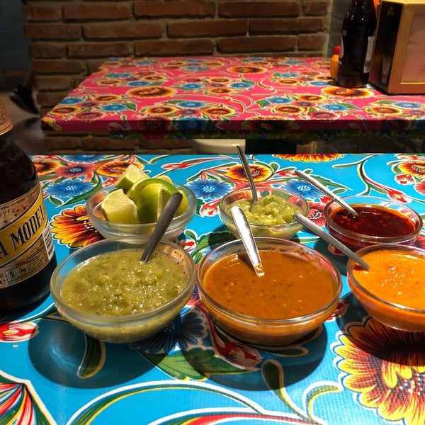 Las raciones son pequeñas, pero las salsas son muy buenas, incluso mejor que en algunas taquerías en Mexico.