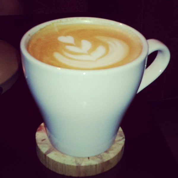 Foto diambil di Lantern Coffee Bar and Lounge oleh Andrea N. pada 7/16/2013