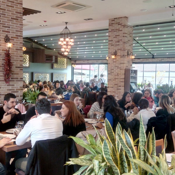 Foto diambil di Çakıl Restaurant - Ataşehir oleh Kenan O. pada 3/29/2018