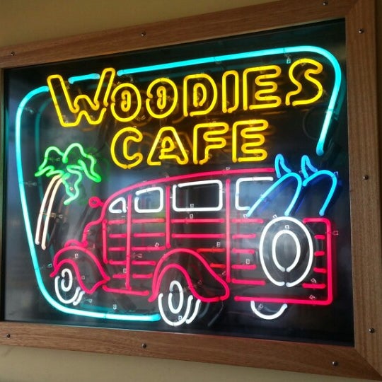 Foto tomada en Woodies Café  por T el 8/13/2013