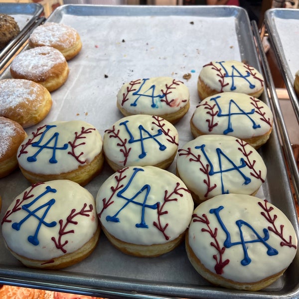 Foto scattata a California Donuts da Andy C. il 9/8/2023