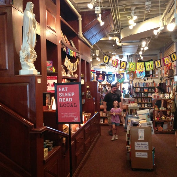 Foto scattata a Crazy Wisdom Bookstore &amp; Tea Room da Andy C. il 7/13/2013