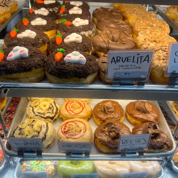 Foto scattata a California Donuts da Andy C. il 3/17/2024