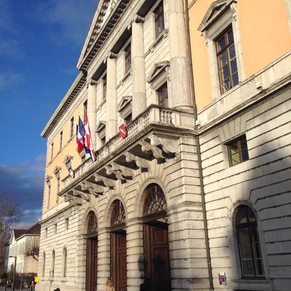 รูปภาพถ่ายที่ Hôtel de Ville d&#39;Annecy โดย Lionel T. เมื่อ 2/9/2014