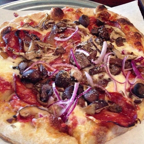 10/11/2012 tarihinde G J.ziyaretçi tarafından Hearth Pizza Tavern'de çekilen fotoğraf