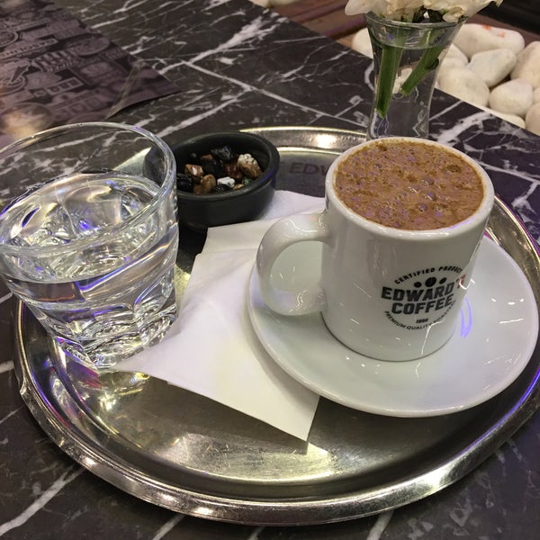 Foto tomada en Edward&#39;s Coffee  por Ayşen Y. el 9/26/2022