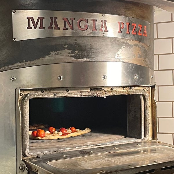 Foto tirada no(a) Mangia Pizza Firenze por FA em 6/22/2022