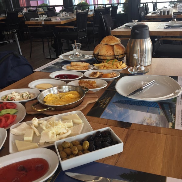 รูปภาพถ่ายที่ Kalaylı Restoran โดย Mustafa Y. เมื่อ 8/13/2017