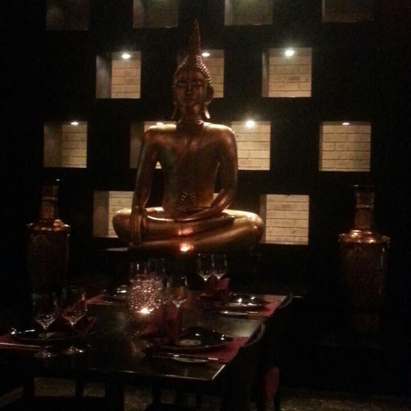 6/2/2013에 Ellen M.님이 The Royal Budha에서 찍은 사진