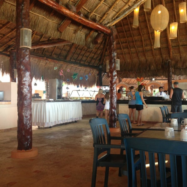 รูปภาพถ่ายที่ El Cozumeleño Beach Resort โดย Kevin เมื่อ 7/29/2013