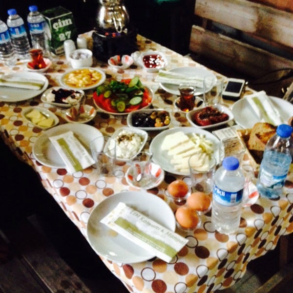 Photo prise au Çim Kahvaltı &amp; Mangal Bahçesi par Yelis T. le1/4/2015