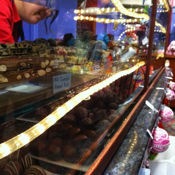 Foto tirada no(a) Edibles Incredible Desserts por Basanth V. em 12/24/2012