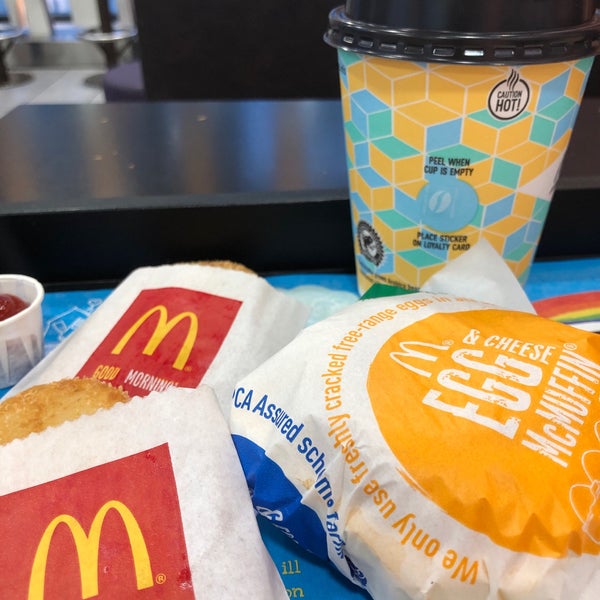 รูปภาพถ่ายที่ McDonald&#39;s โดย SaraMH เมื่อ 4/25/2019