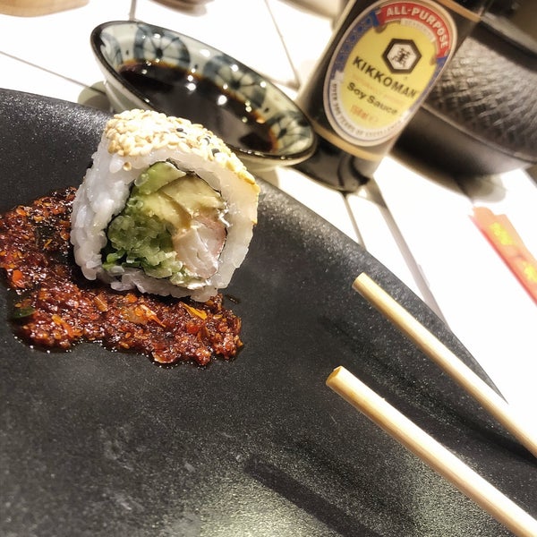 Foto diambil di oishii wok &amp; sushi oleh umut r. pada 2/15/2018