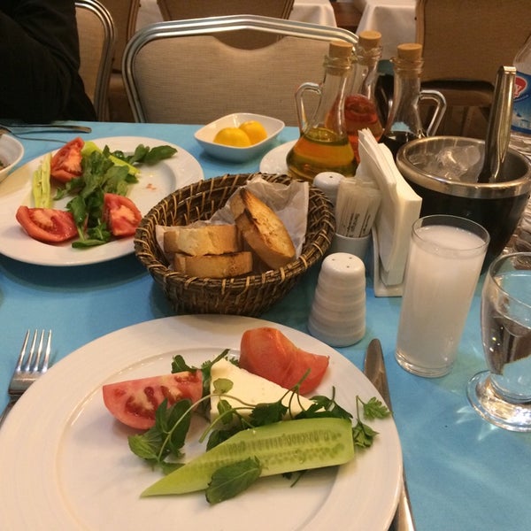 Foto diambil di Haydar&#39;ın Yeri Sahil Restaurant oleh Kübra K. pada 11/3/2014