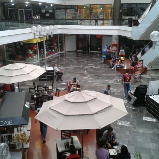 รูปภาพถ่ายที่ Centro Comercial El Parian โดย CJesus G. เมื่อ 2/3/2013