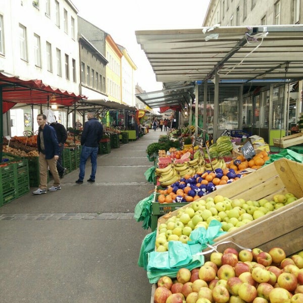 รูปภาพถ่ายที่ Brunnenmarkt โดย Shakil เมื่อ 4/6/2016