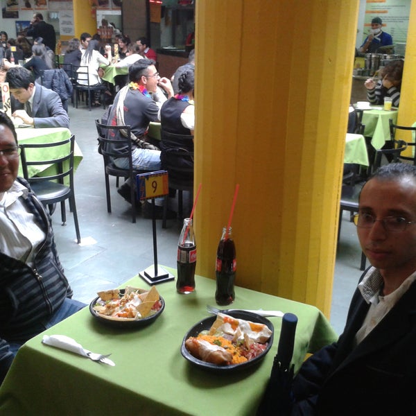 Rafael Reyes, disfrutando con su invitado el almuerzo que se gano en los 10 años de Riviera Maya