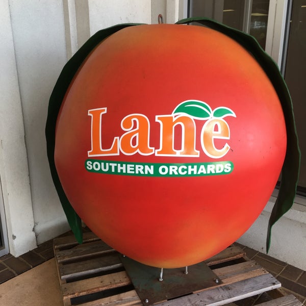 Foto scattata a Lane Southern Orchards da Lorene E. il 6/15/2017