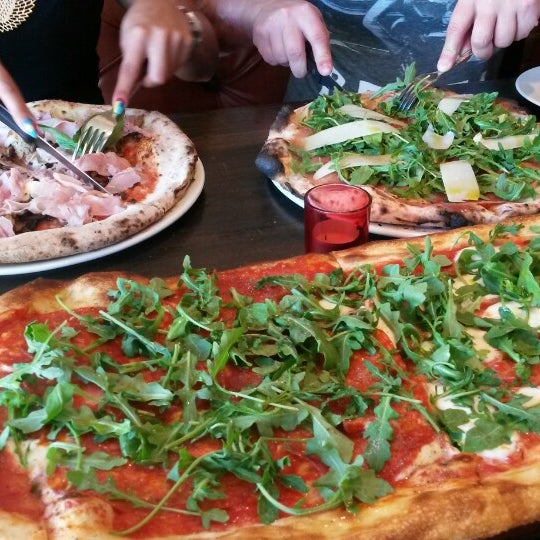 7/5/2014 tarihinde Sergei Z.ziyaretçi tarafından Goodfellas Wood Oven Pizza'de çekilen fotoğraf