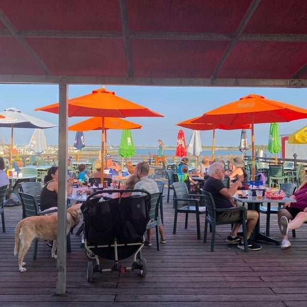 Foto diambil di Harbor View Restaurant oleh Martina C. pada 8/24/2021