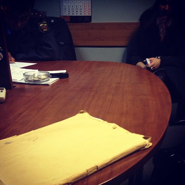 Отдел полиции на Махалина Владивосток. Полиция Махалина. Фото в отделении полиции бумажки с стол без лица. Уик 9001 москва