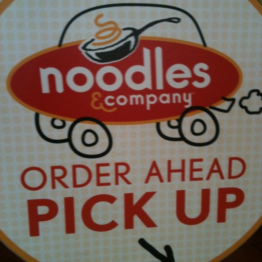 รูปภาพถ่ายที่ Noodles &amp; Company โดย Benton B. เมื่อ 7/2/2013