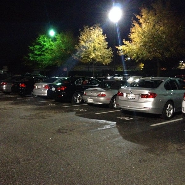 Photo prise au Checkered Flag BMW par Bobby P. le11/23/2013