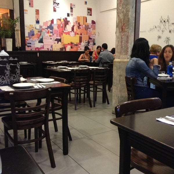 Foto diambil di Restaurante Allende oleh Claudio R. pada 4/25/2013