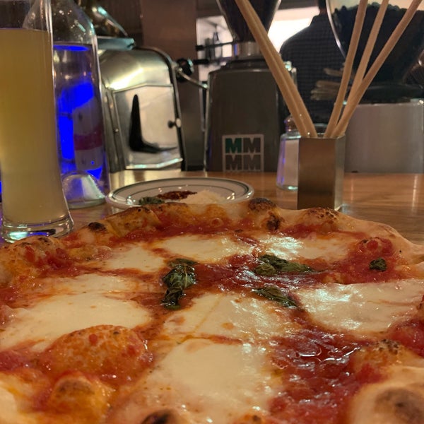 Foto diambil di Pizzeria Delfina oleh Terence C. pada 5/21/2019