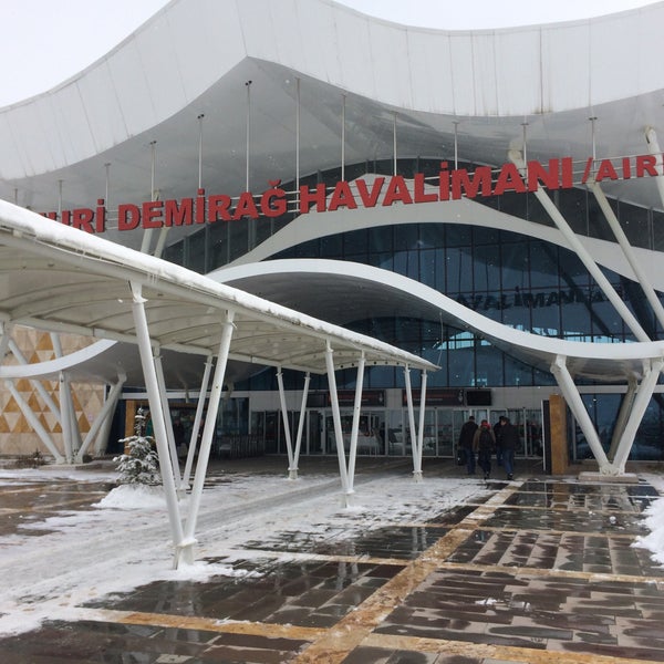 รูปภาพถ่ายที่ Sivas Nuri Demirağ Havalimanı (VAS) โดย Furkan O. เมื่อ 2/17/2015