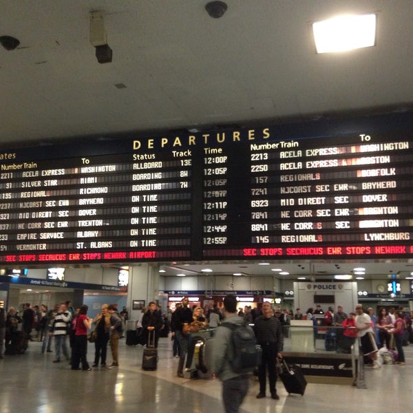Снимок сделан в New York Penn Station пользователем RENZO S. 5/27/2013