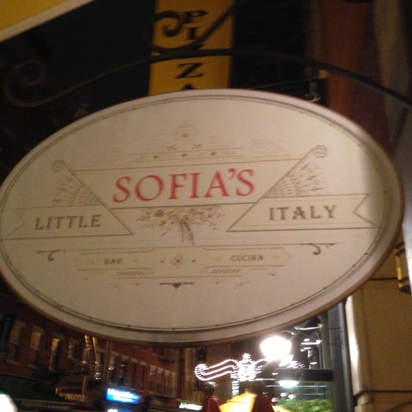 Foto tirada no(a) Sofia&#39;s of Little Italy por RENZO S. em 6/3/2013