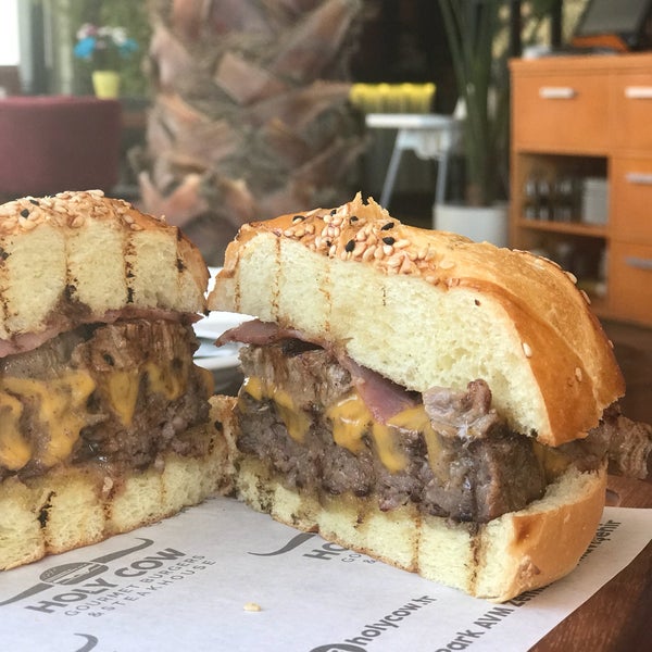 10/17/2017にMustafa A.がHoly Cow Gourmet Burgers &amp; Steakhouseで撮った写真