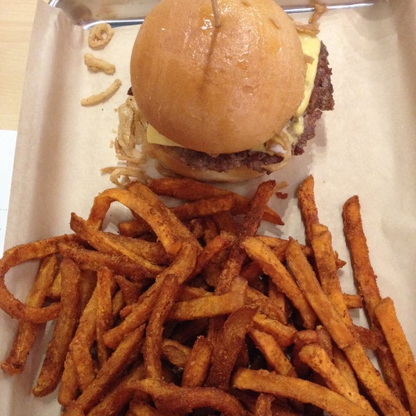 Снимок сделан в MOOYAH Burgers, Fries &amp; Shakes пользователем SoCal Gal 3/20/2015