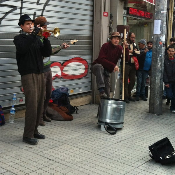 รูปภาพถ่ายที่ Lokal Tünel โดย Süleyman E. เมื่อ 1/20/2013