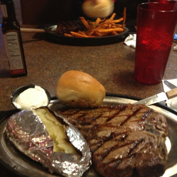 Foto tomada en Ole&#39;s Big Game Steakhouse &amp; Lounge  por Michael C. el 3/30/2013