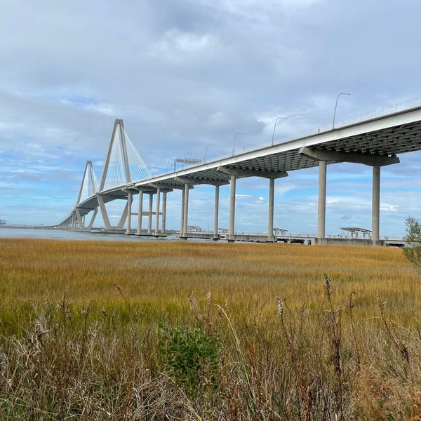 Foto tirada no(a) Arthur Ravenel Jr. Bridge por Maricar B. em 12/18/2021