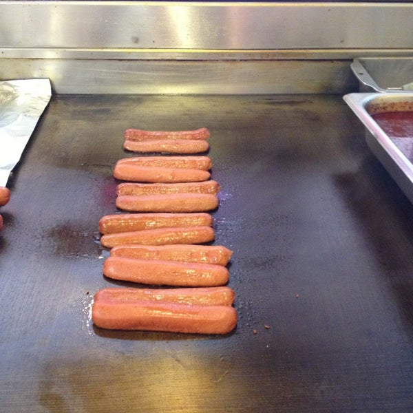 รูปภาพถ่ายที่ Coney Island Lunch โดย Bronwynn C. เมื่อ 3/20/2013