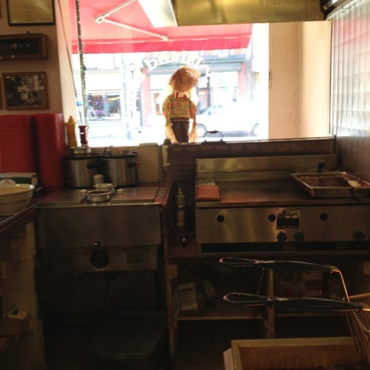 Das Foto wurde bei Coney Island Lunch von Bronwynn C. am 11/14/2012 aufgenommen