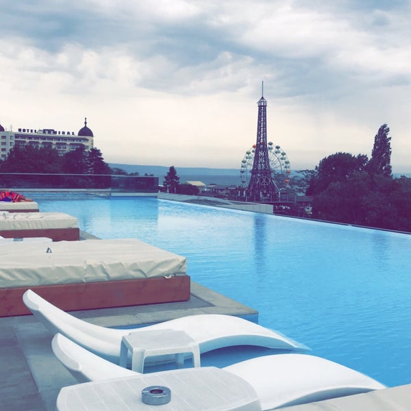 Photo taken at SKYFALL Infinity Pool &amp; Terrace by Khaled A. on 8/28/2018