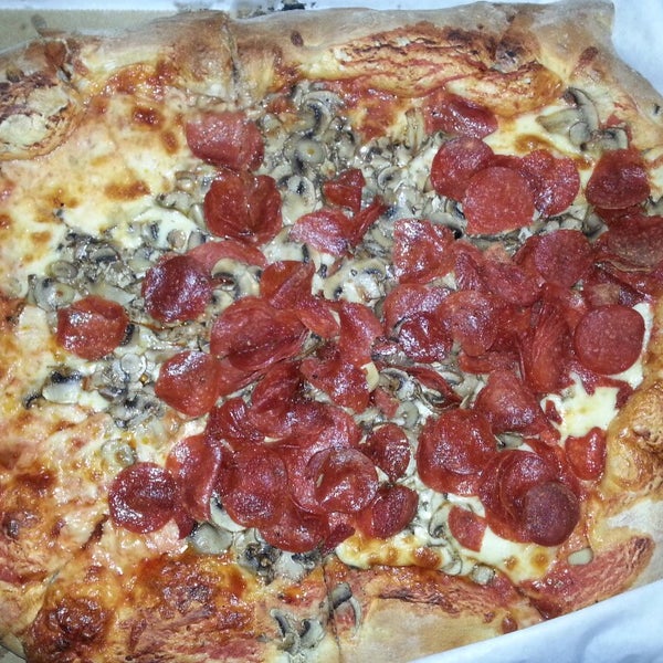 3/23/2013 tarihinde Scott B.ziyaretçi tarafından Shelly Pie Pizza'de çekilen fotoğraf